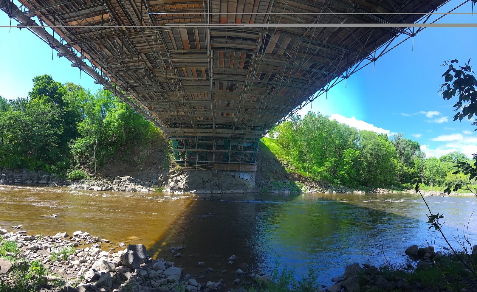 Plateforme d'échafaudage suspendue sous le tablier du pont, au-dessus de la rivière Etchemin