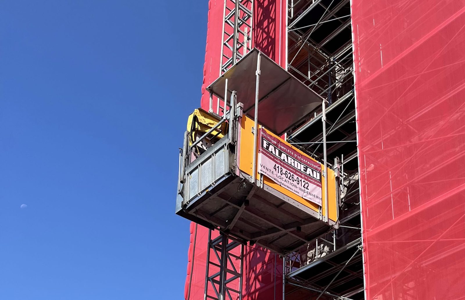Monte-charge Falardeau installé sur un bâtiment