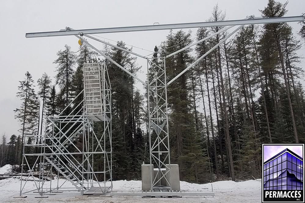 Système antichute Falcon avec tour d'accès, installation en site forestier