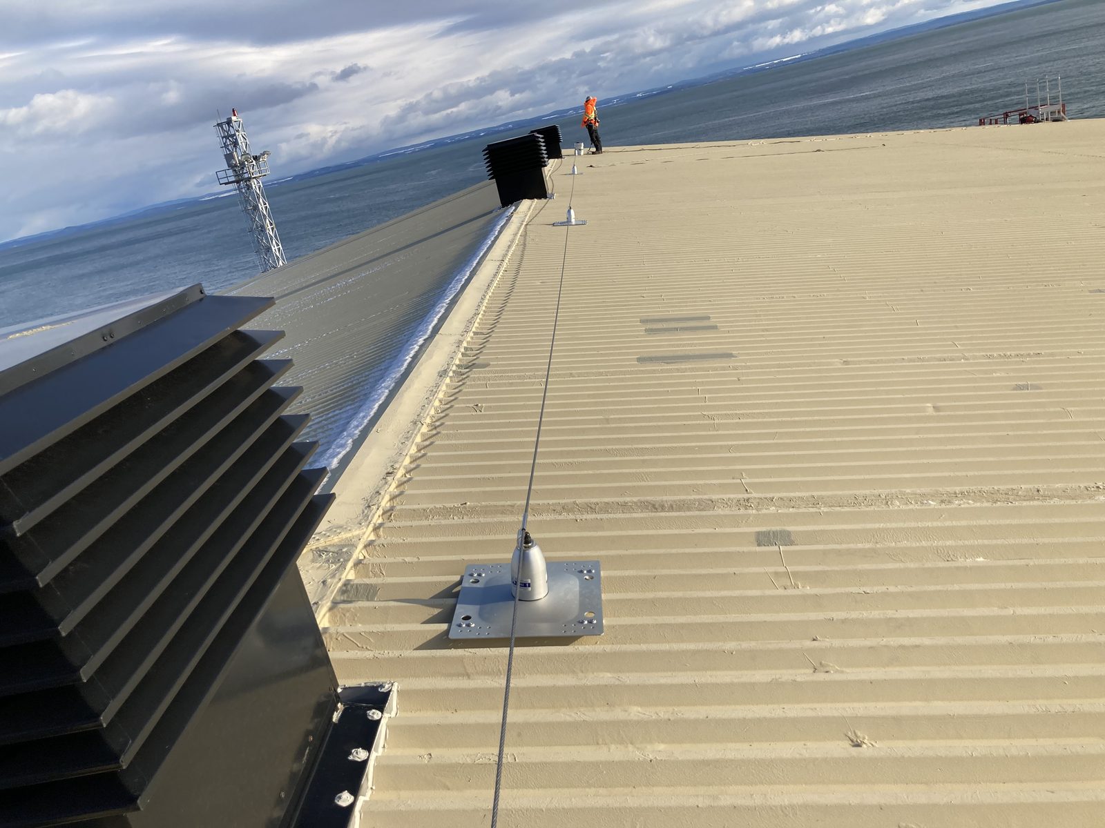 Ligne de vie câble installée sur un toit métallique en bord de fleuve