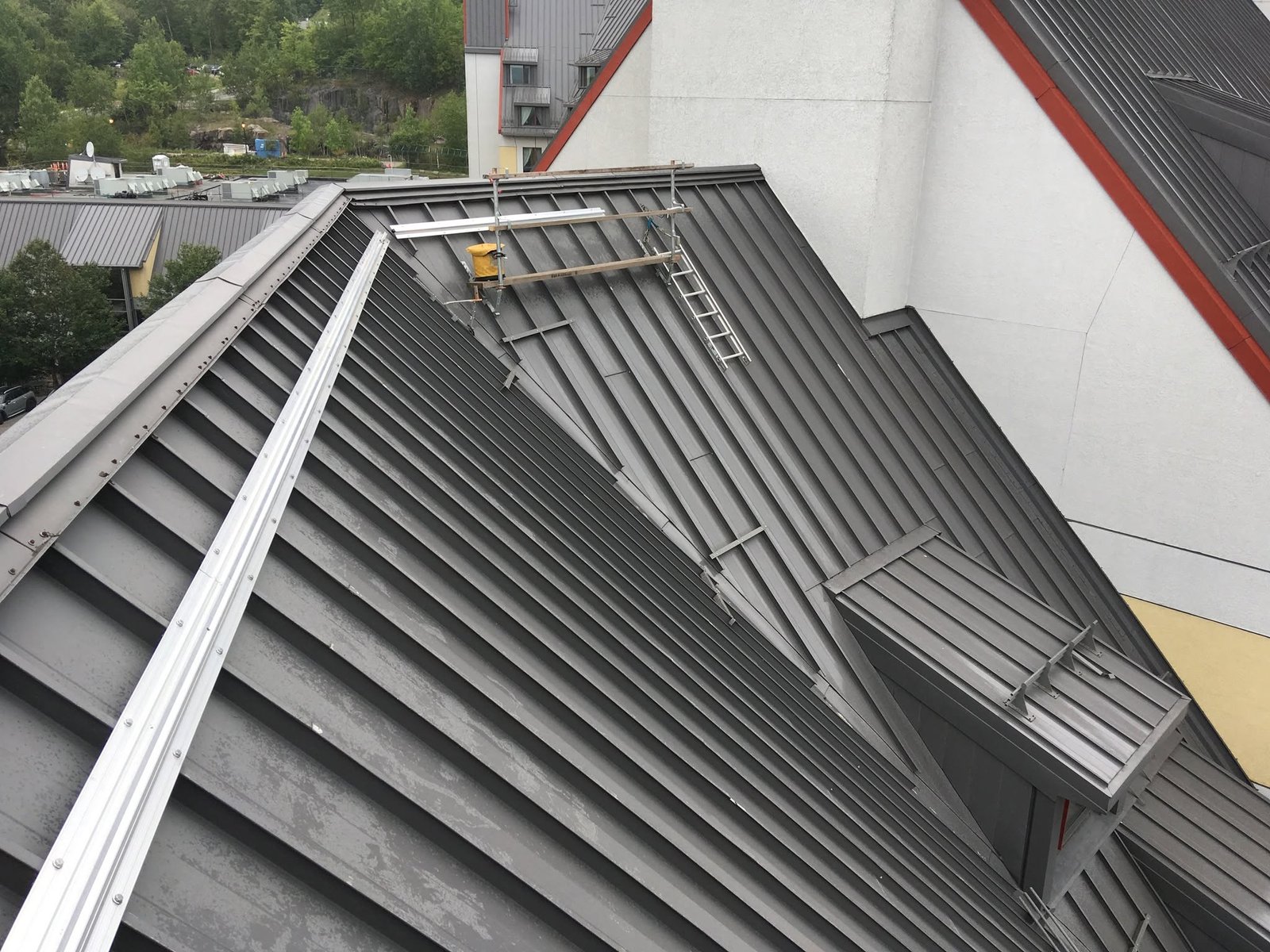 Rail antichute Unirail installé sur un toit métallique à baguettes en forte pente
